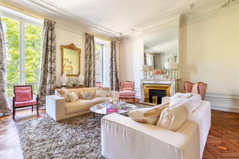 luxury apartment 8 Rooms for sale on BORDEAUX (33000)