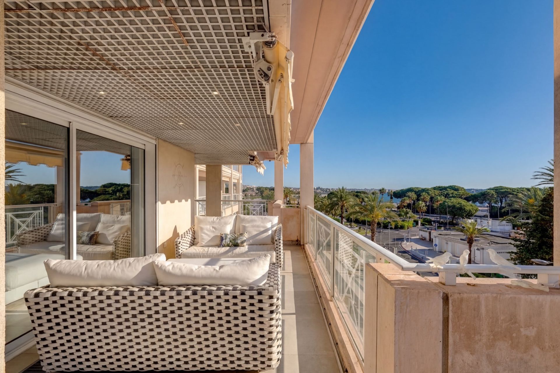 luxury apartment 5 Rooms for sale on LE GOLFE JUAN (06220)