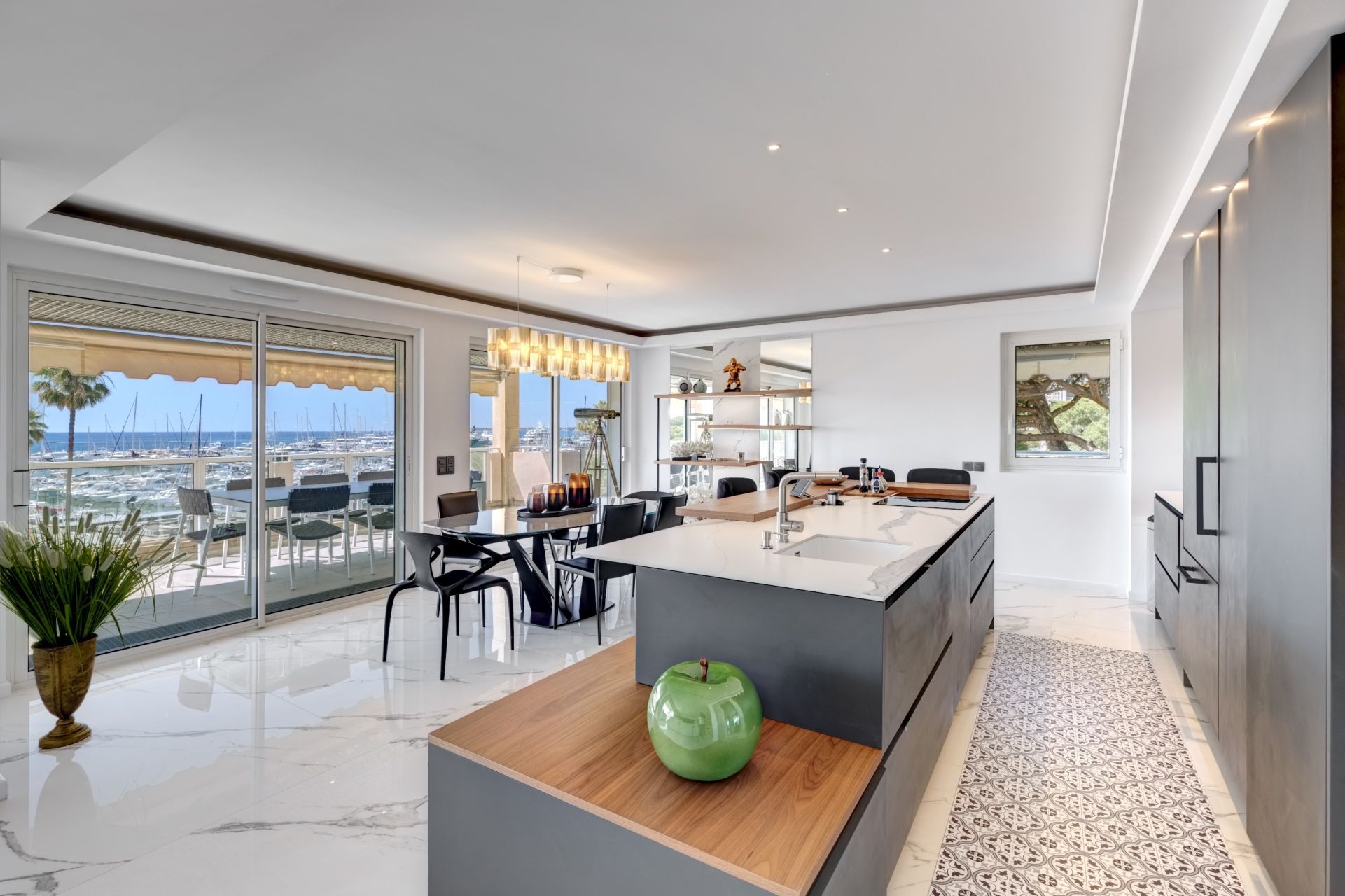luxury apartment 5 Rooms for sale on LE GOLFE JUAN (06220)