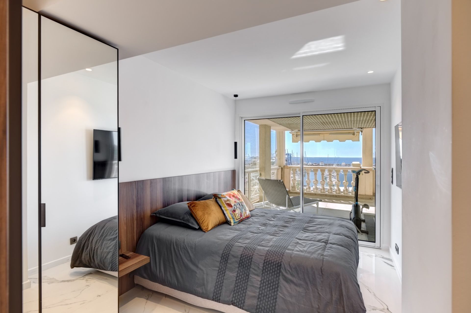 luxury apartment 5 Rooms for sale on LE GOLFE JUAN (06220)