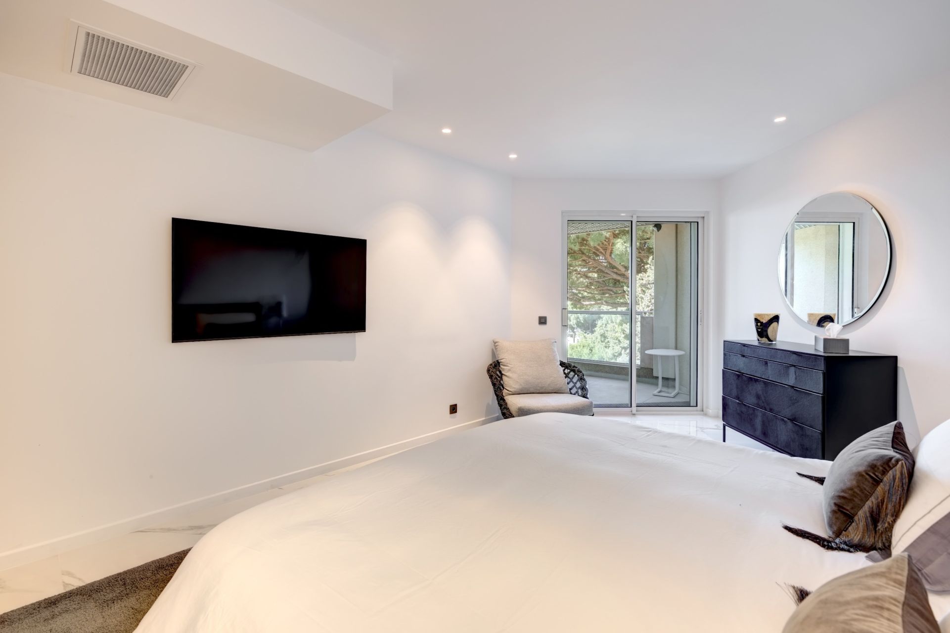 luxury apartment 5 Rooms for sale on LE GOLFE JUAN (06220)