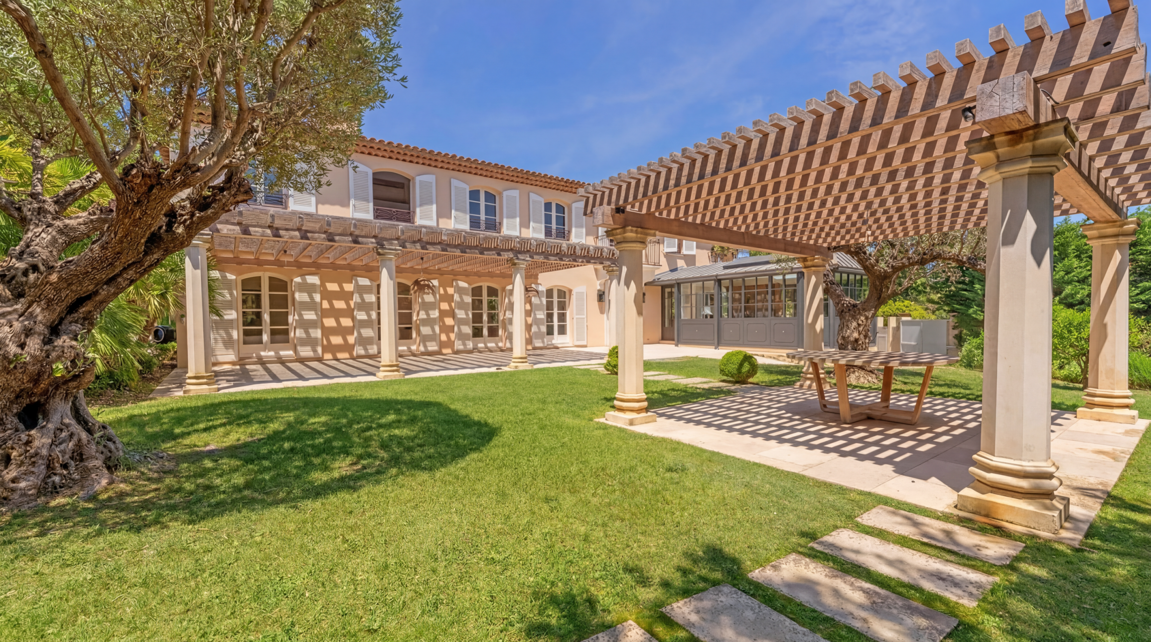luxury villa 8 Rooms for sale on GRIMAUD (83310)