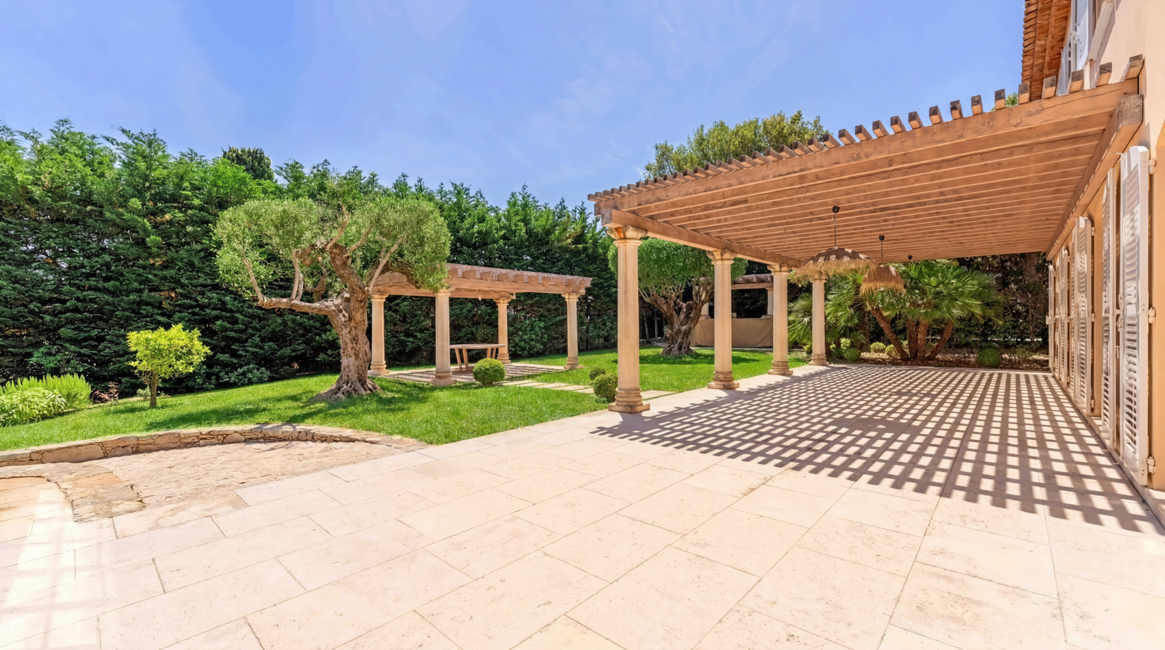luxury villa 8 Rooms for sale on GRIMAUD (83310)