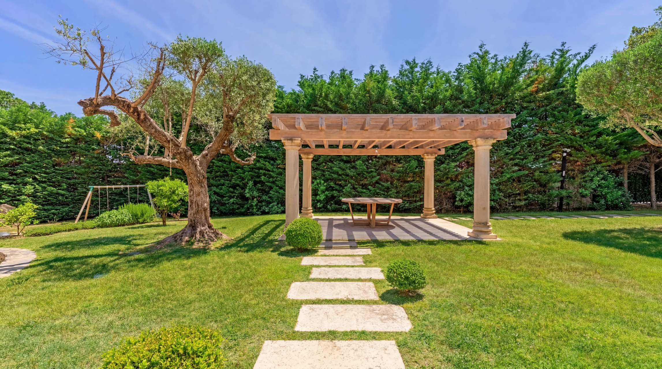 luxury villa 8 Rooms for sale on GRIMAUD (83310)