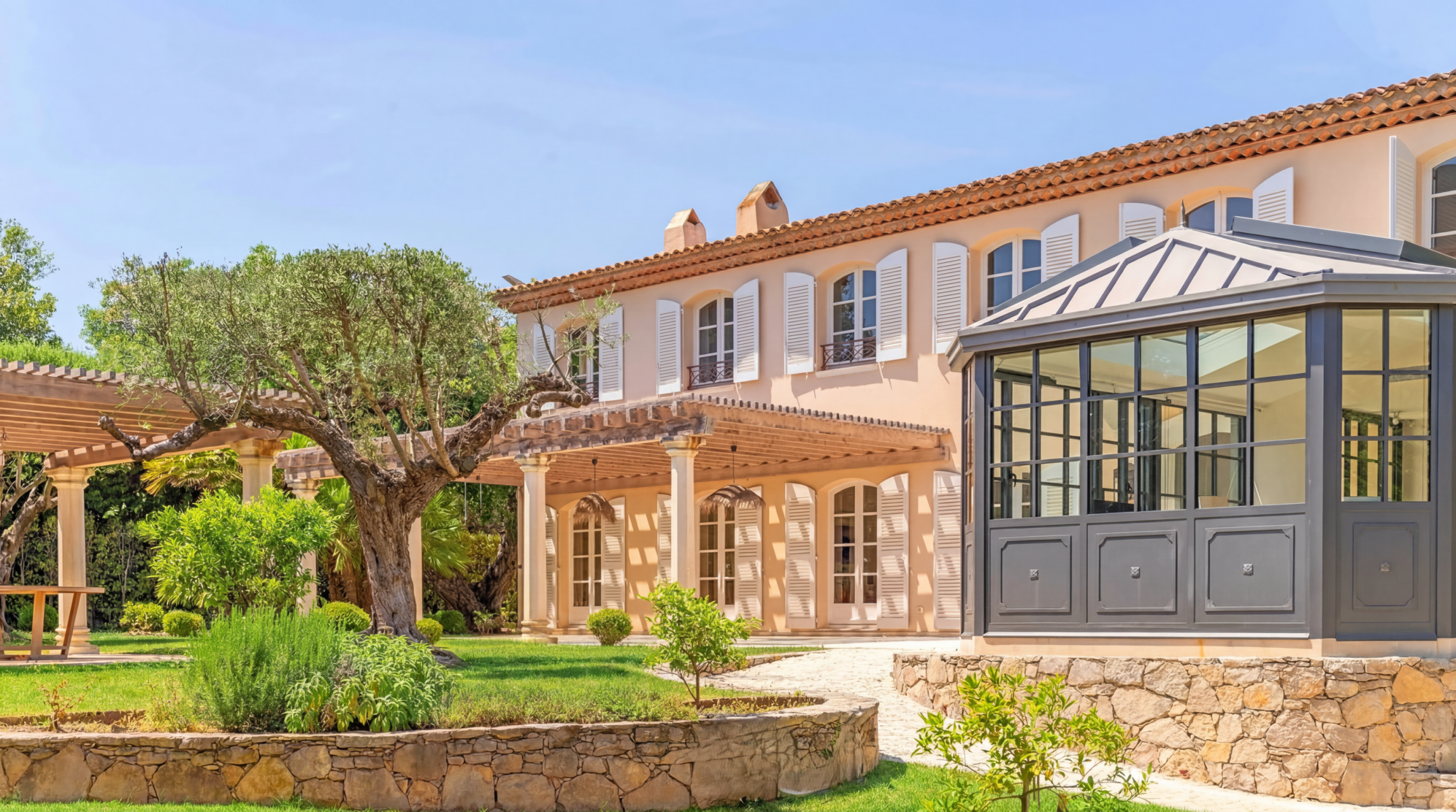 luxury villa 8 Rooms for sale on GRIMAUD (83310)