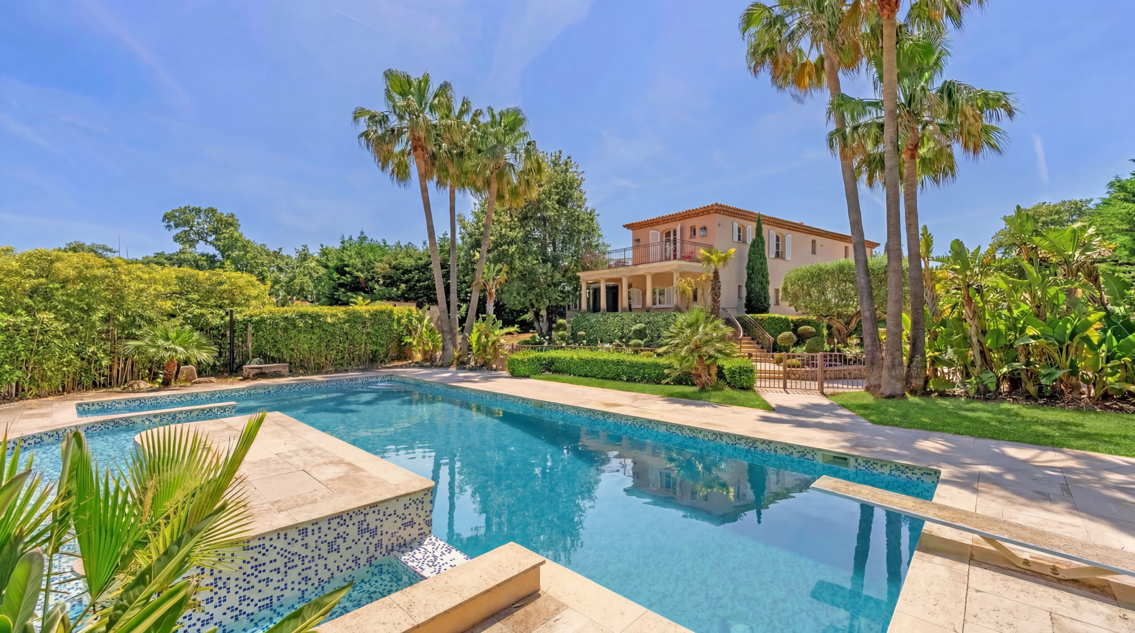 luxury villa 8 Rooms for sale on GRIMAUD (83310)