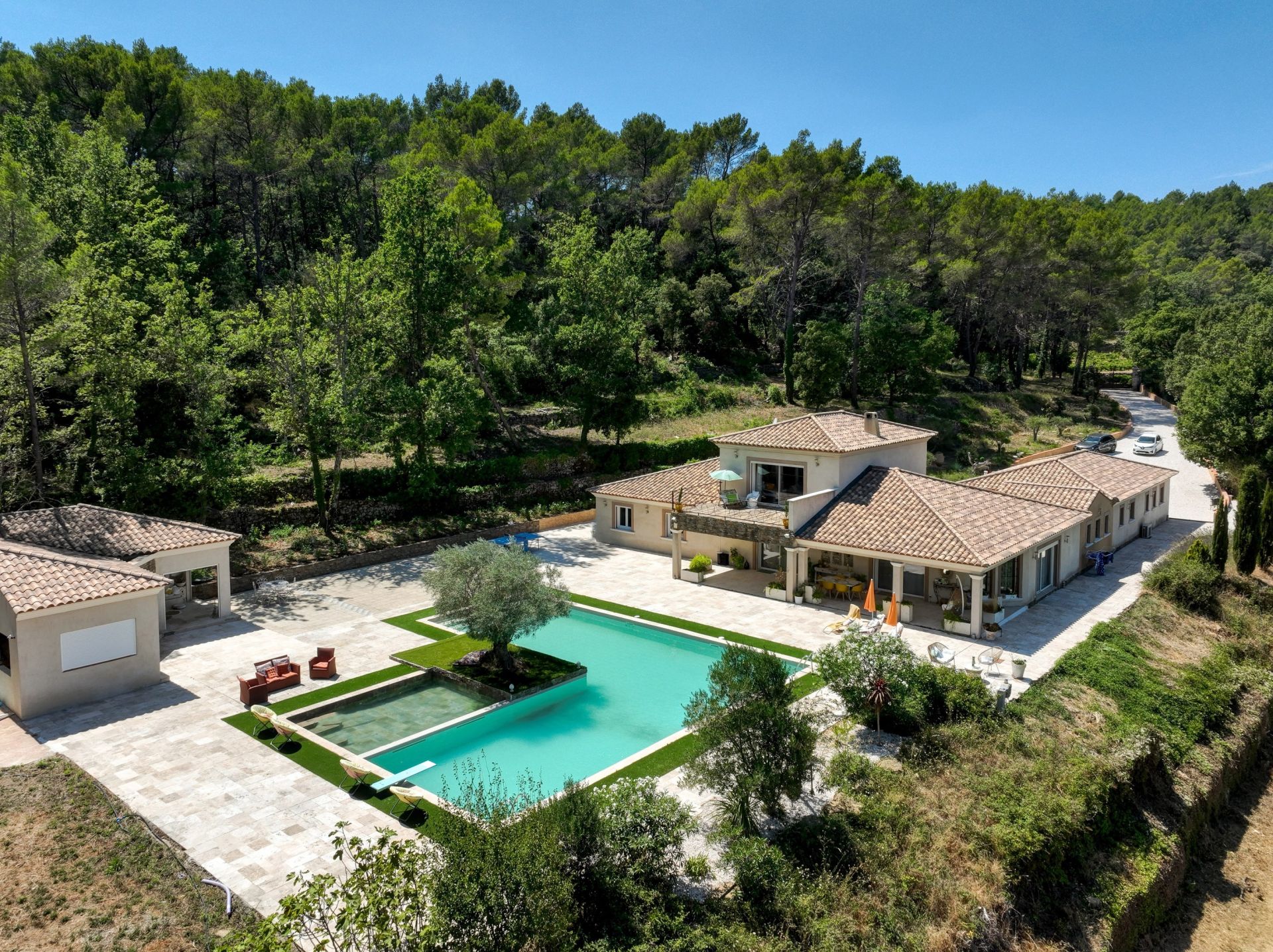 luxury house 7 Rooms for sale on BESSE SUR ISSOLE (83890)