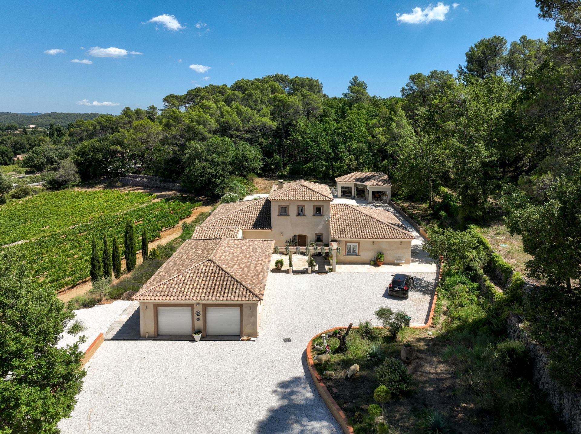 luxury house 7 Rooms for sale on BESSE SUR ISSOLE (83890)