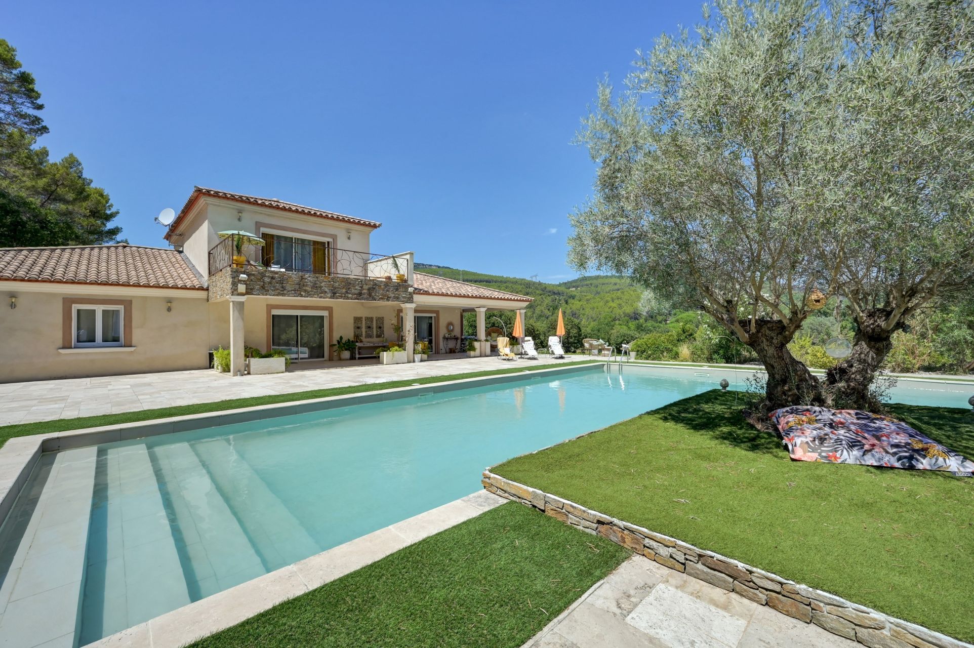 luxury house 7 Rooms for sale on BESSE SUR ISSOLE (83890)