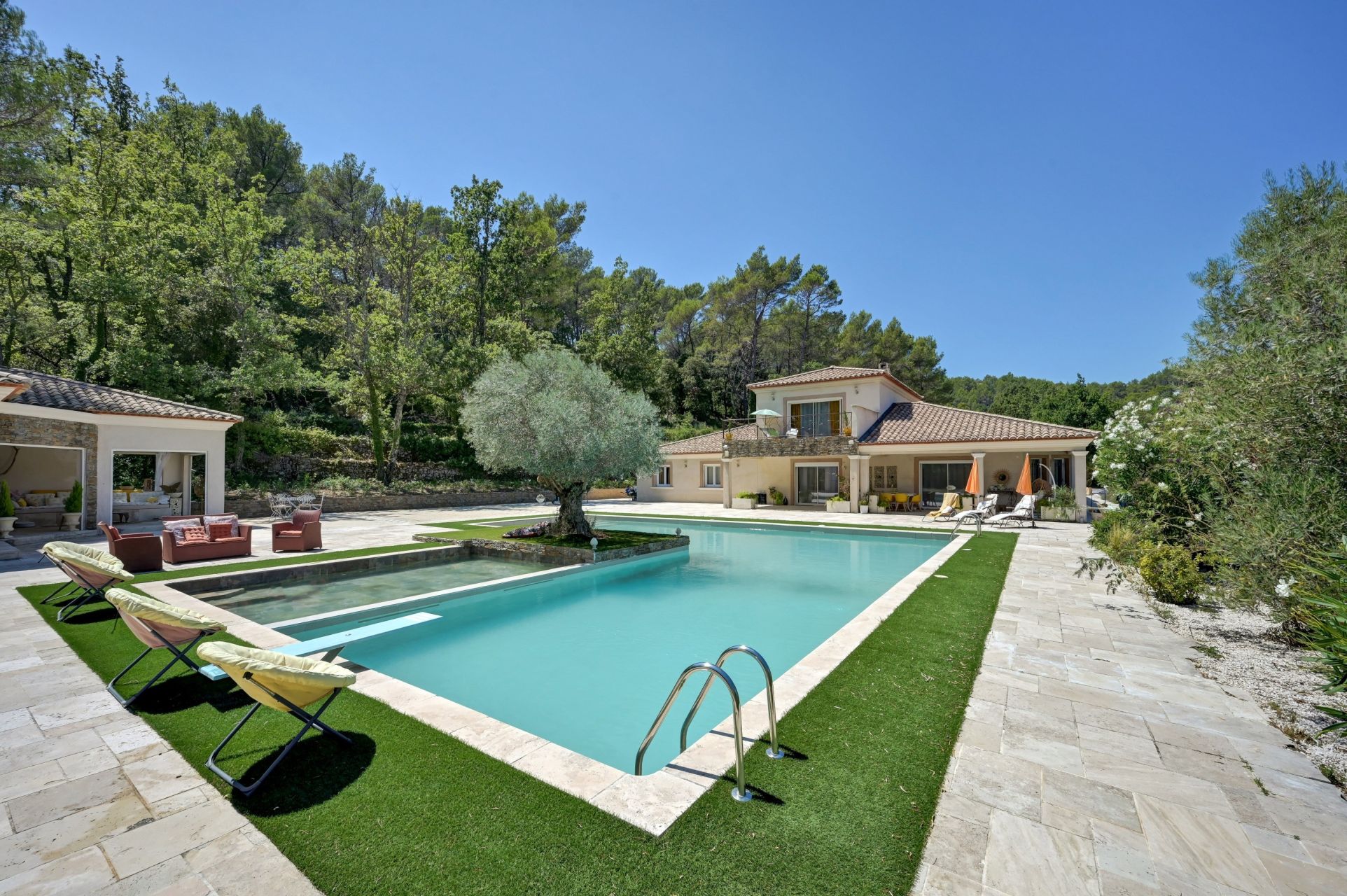 luxury house 7 Rooms for sale on BESSE SUR ISSOLE (83890)