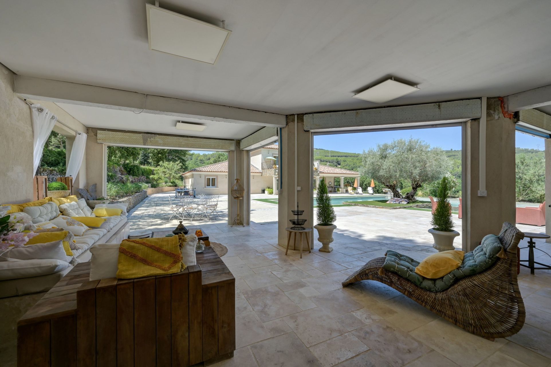 luxury house 7 Rooms for sale on BESSE SUR ISSOLE (83890)