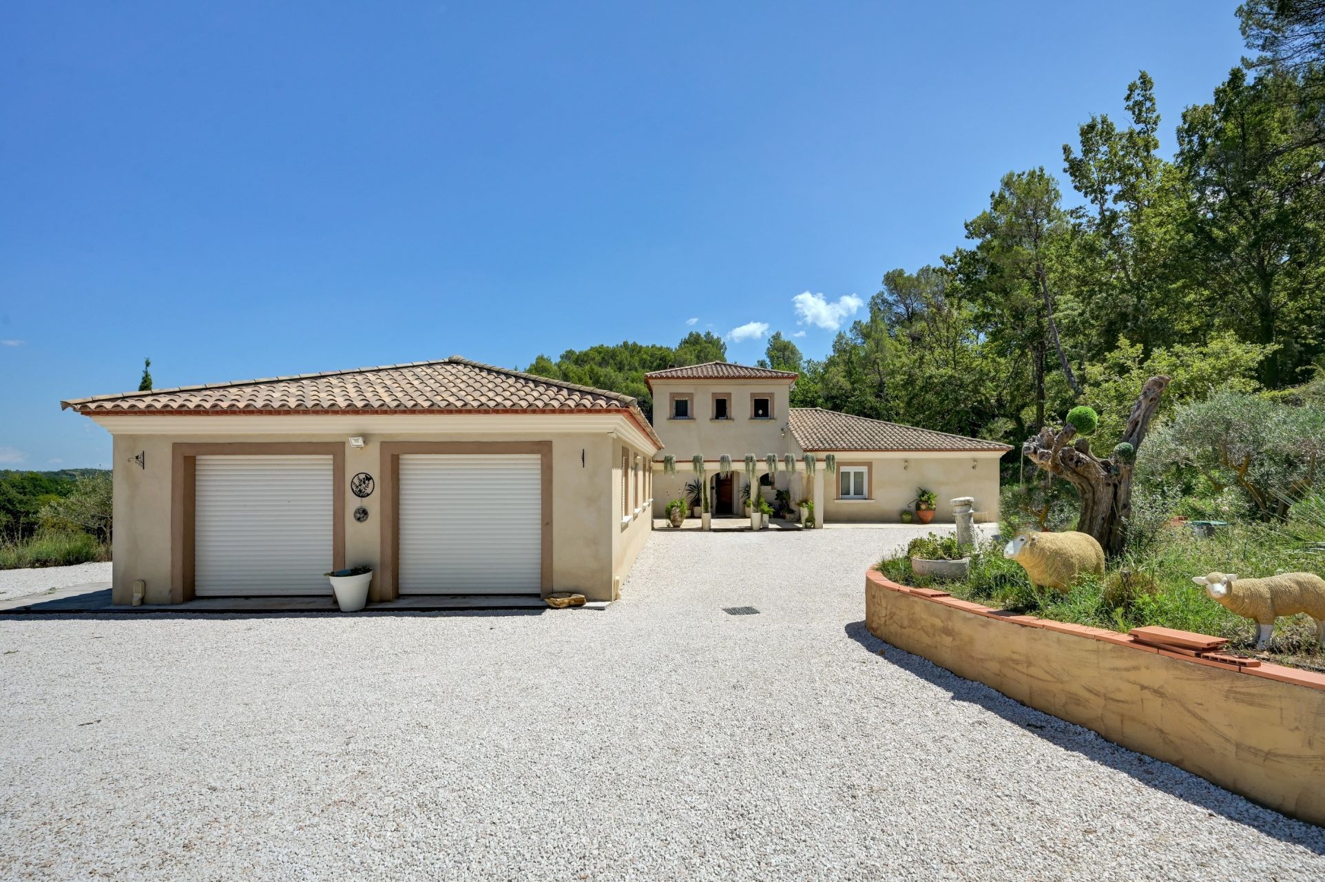 luxury house 7 Rooms for sale on BESSE SUR ISSOLE (83890)