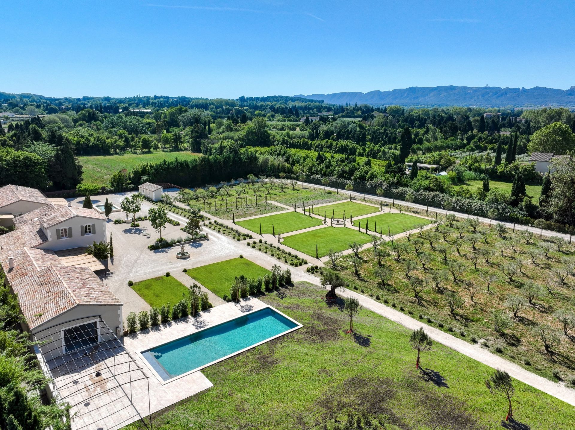 luxury house 10 Rooms for sale on ST REMY DE PROVENCE (13210)