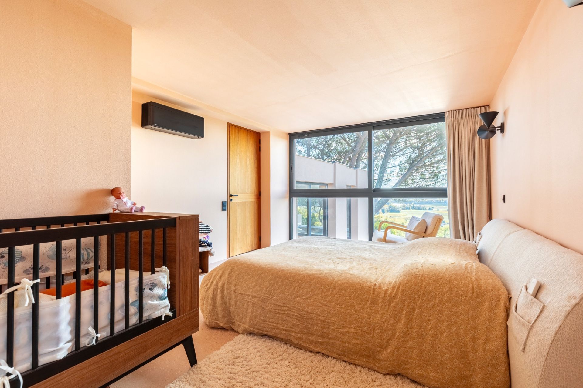 luxury property 12 Rooms for sale on BORDEAUX (33000)