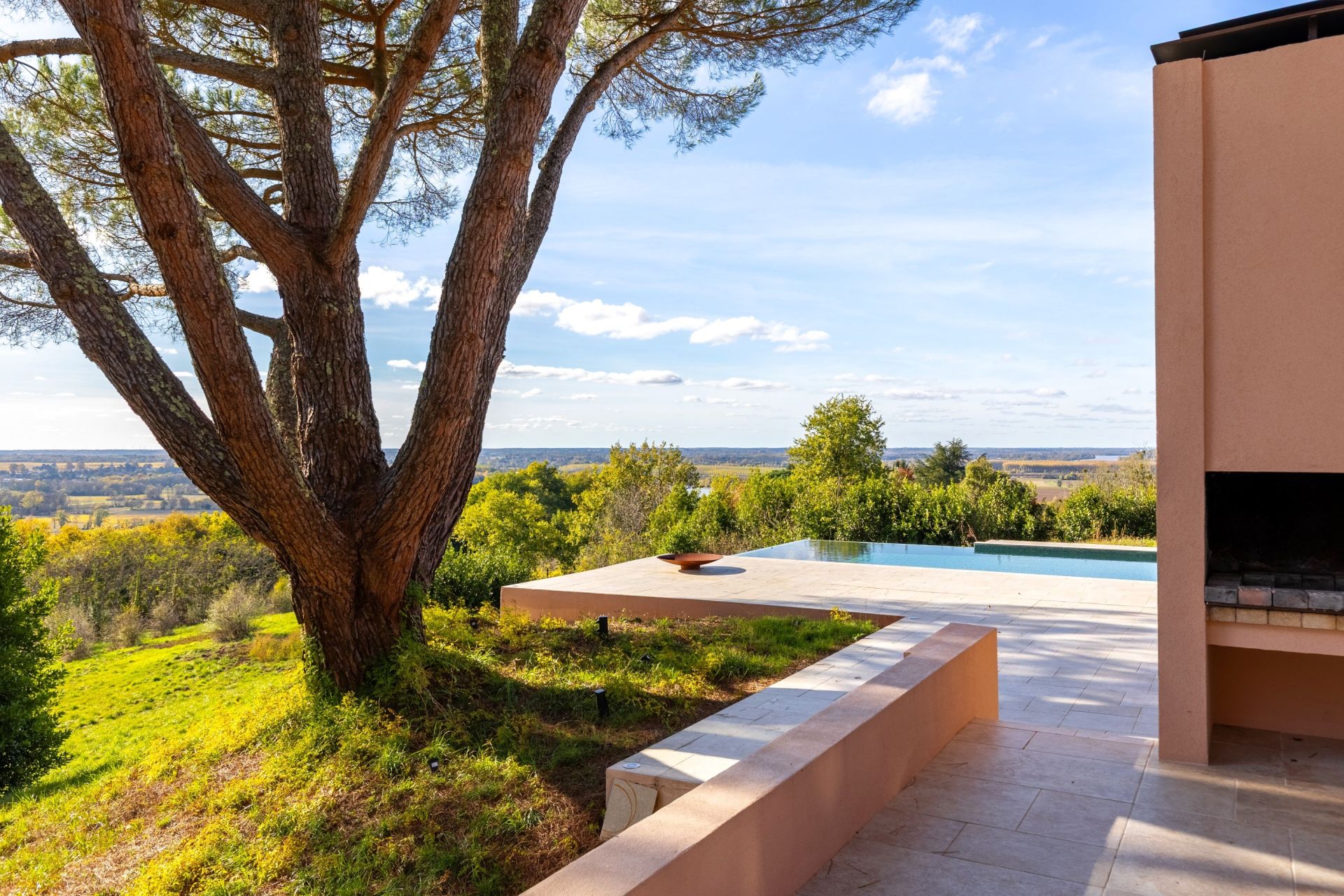 luxury property 12 Rooms for sale on BORDEAUX (33000)