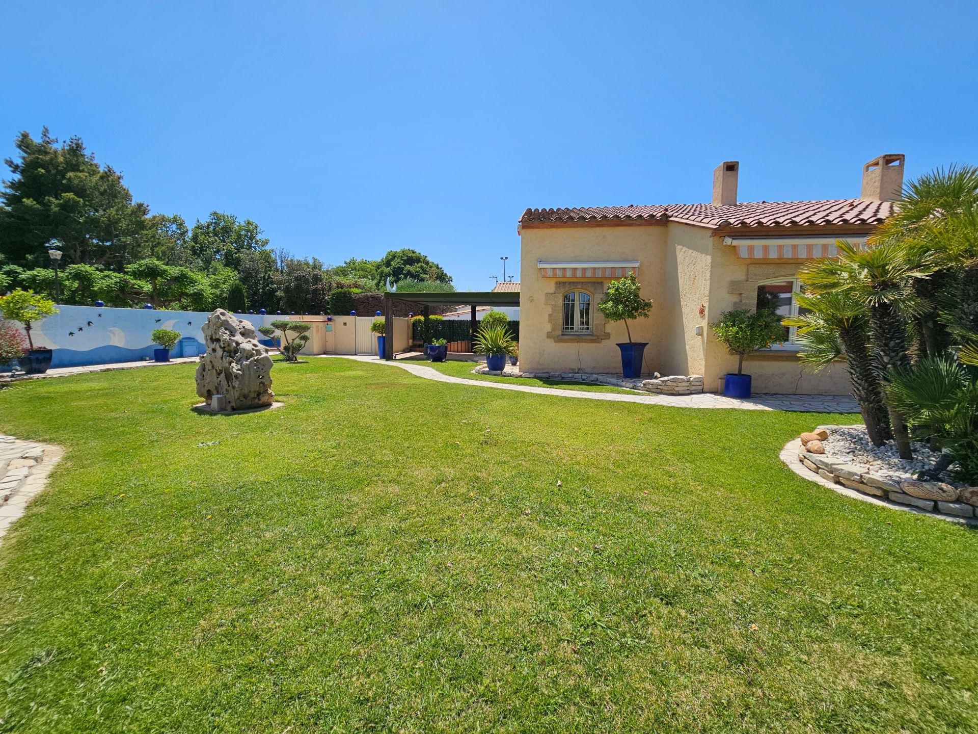 luxury house 7 Rooms for sale on PERPIGNAN (66000)