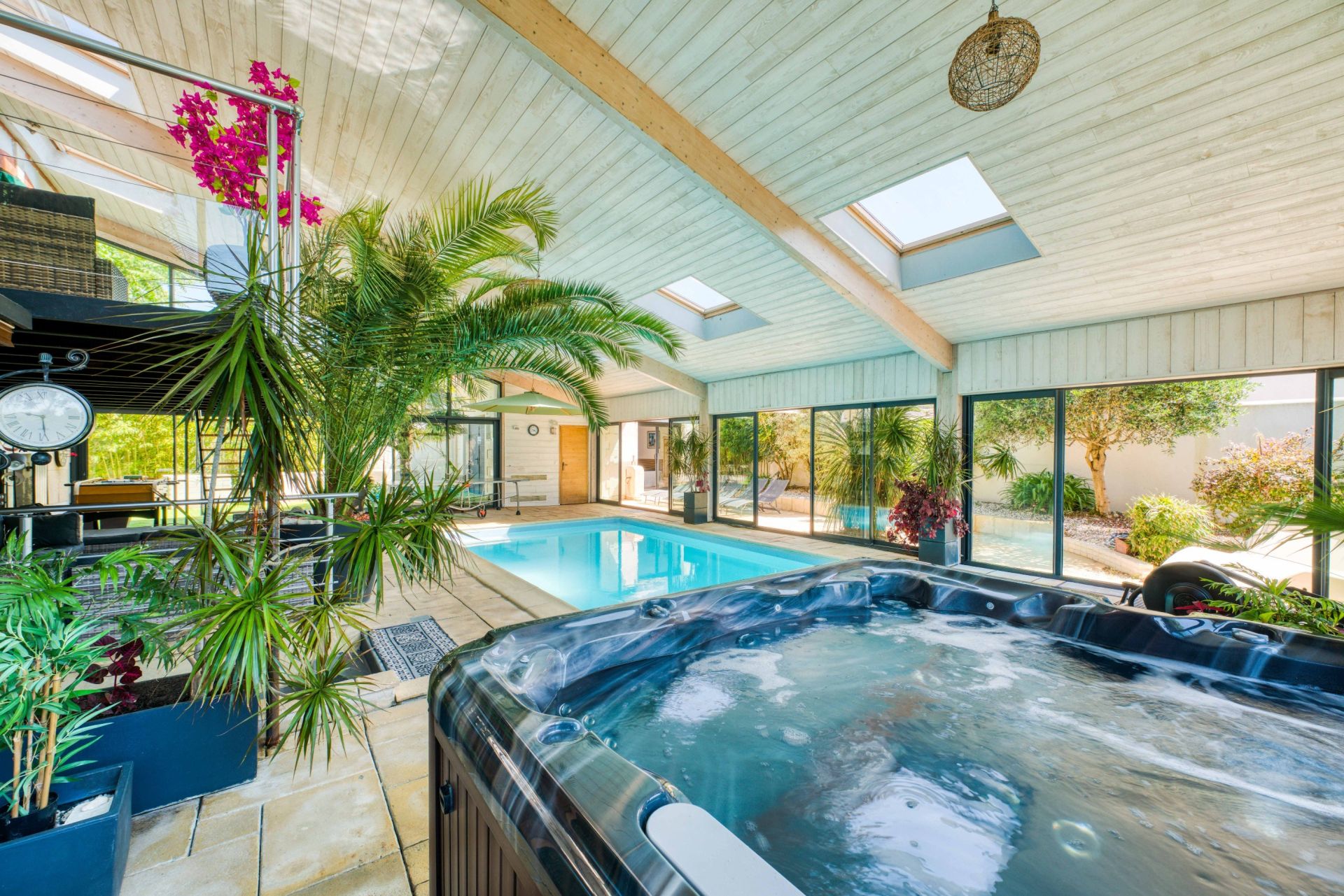 luxury house 10 Rooms for sale on PORT DES BARQUES (17730)