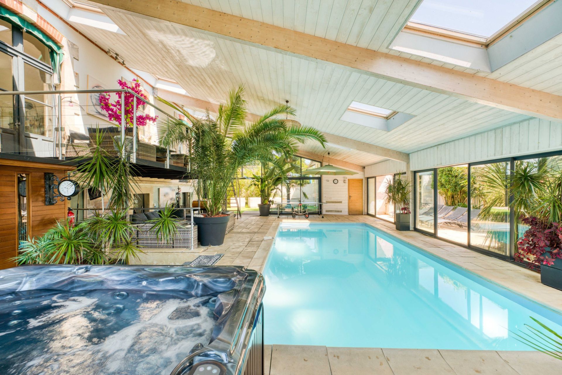luxury house 10 Rooms for sale on PORT DES BARQUES (17730)
