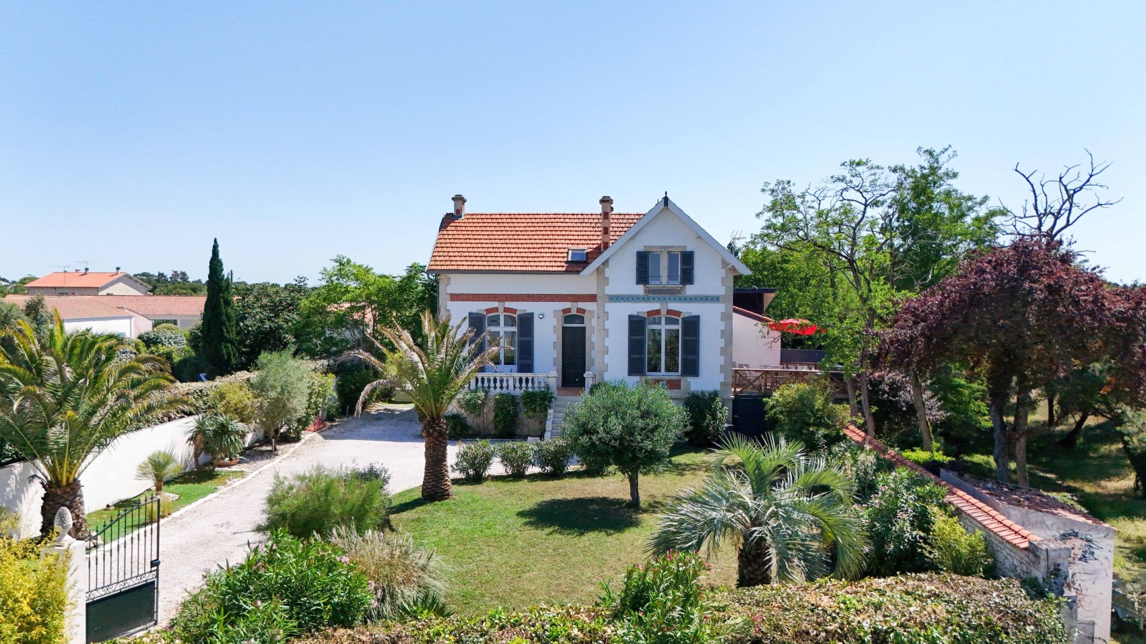 luxury house 10 Rooms for sale on PORT DES BARQUES (17730)