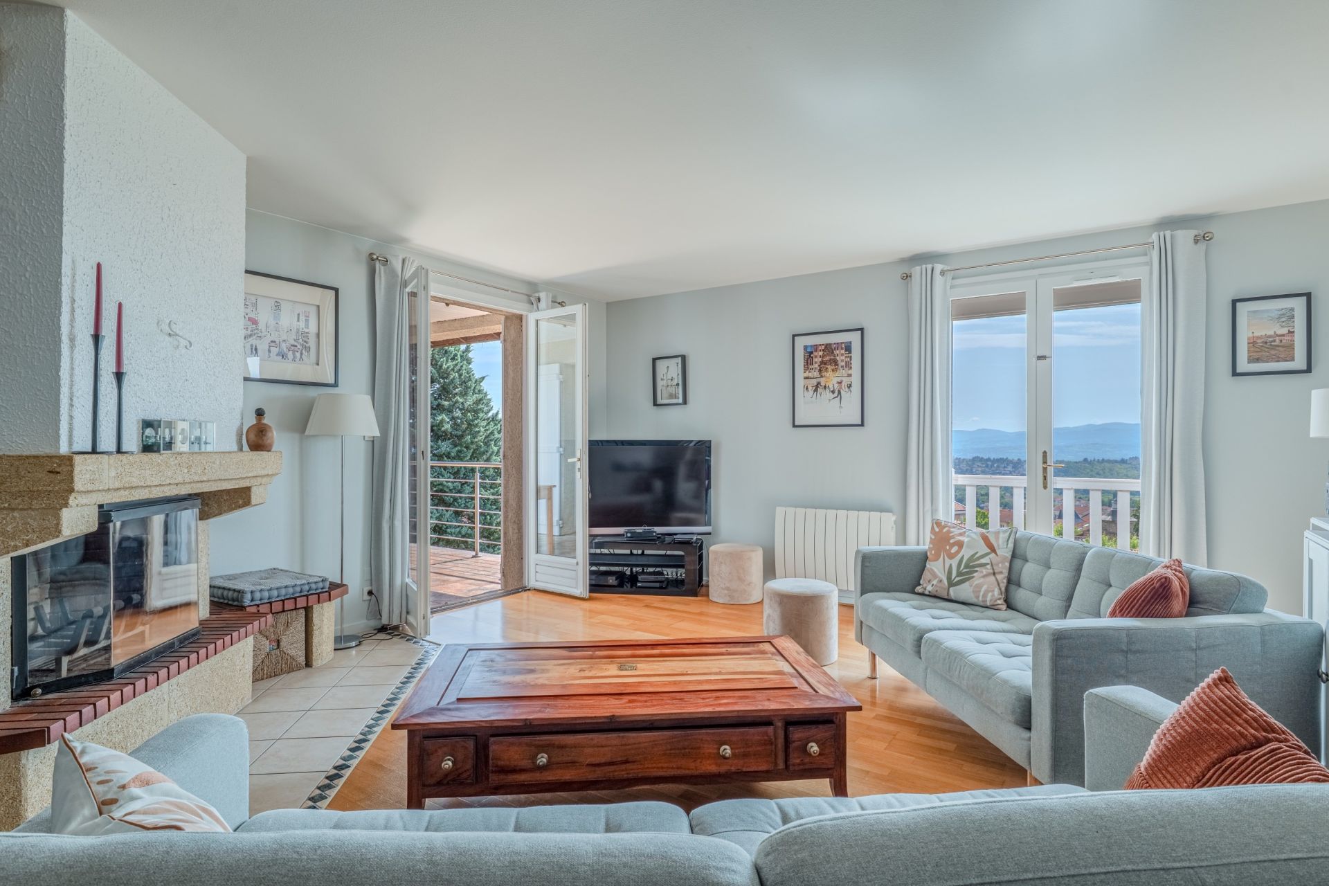 luxury house 8 Rooms for sale on LIMONEST (69760)