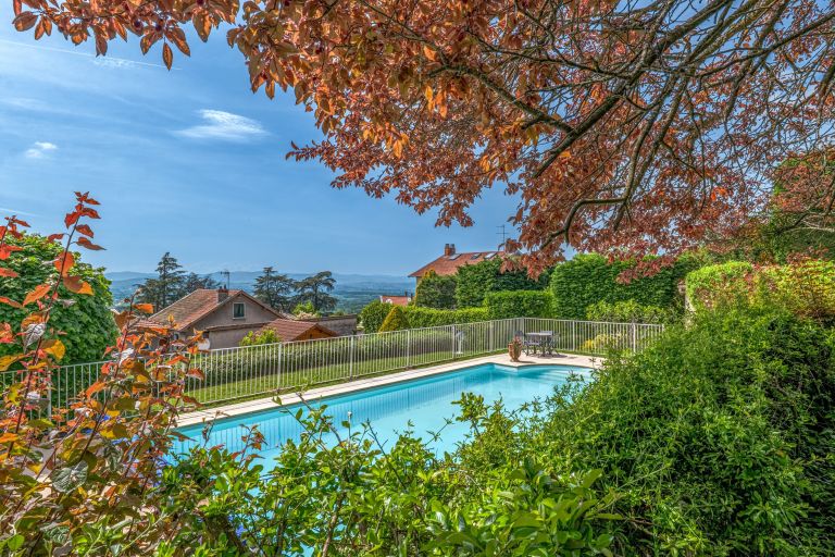 luxury house 8 Rooms for sale on LIMONEST (69760)