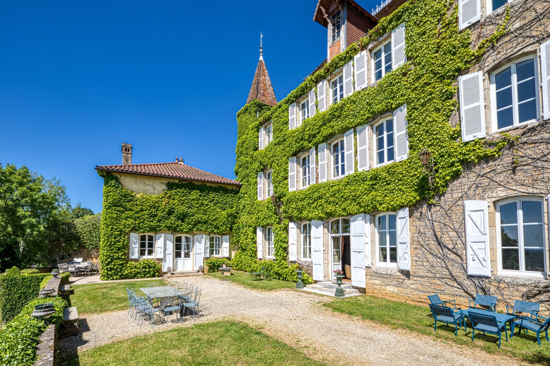 castle 14 Rooms for sale on COLIGNY (01270)