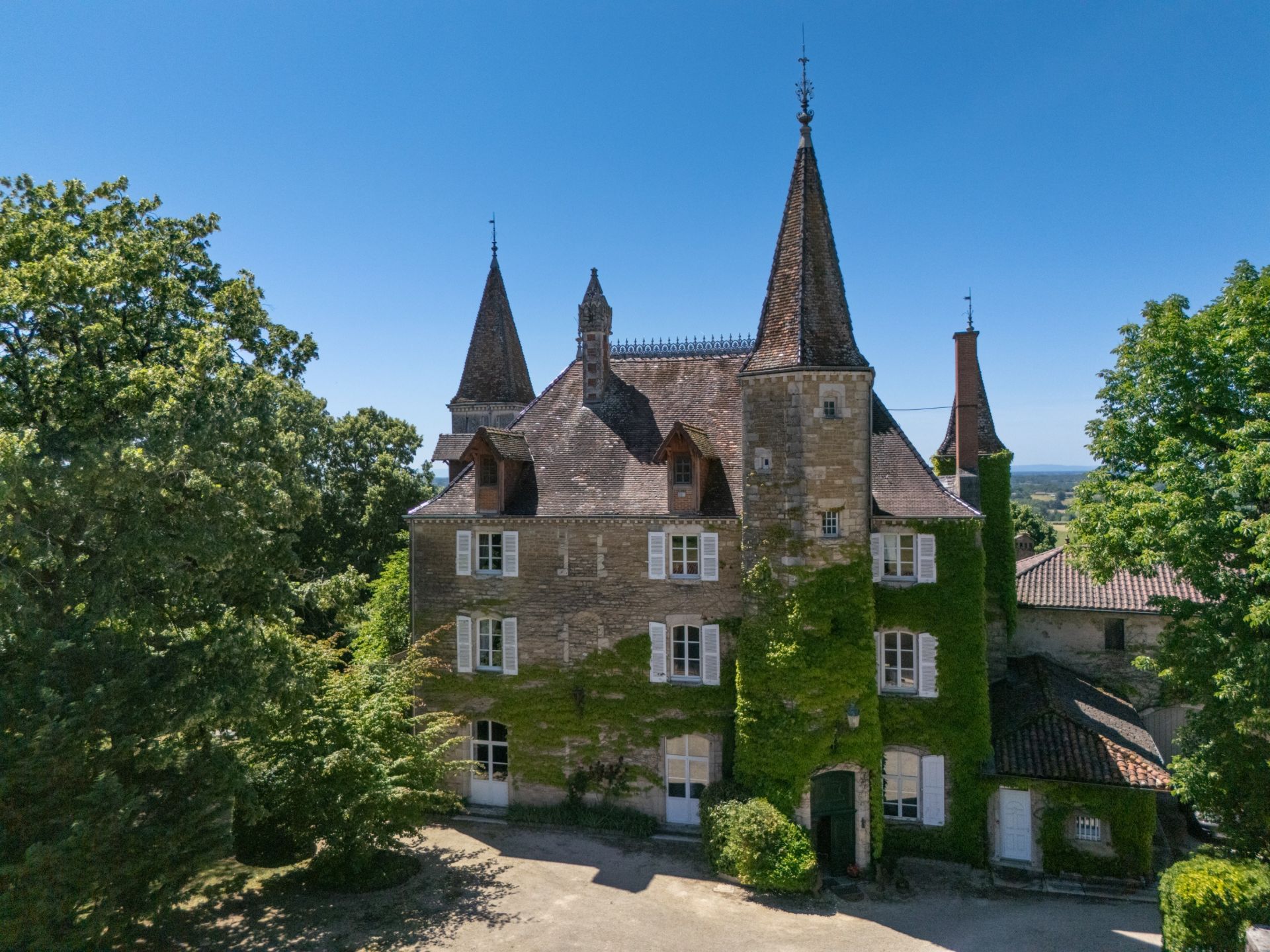 castle 14 Rooms for sale on COLIGNY (01270)