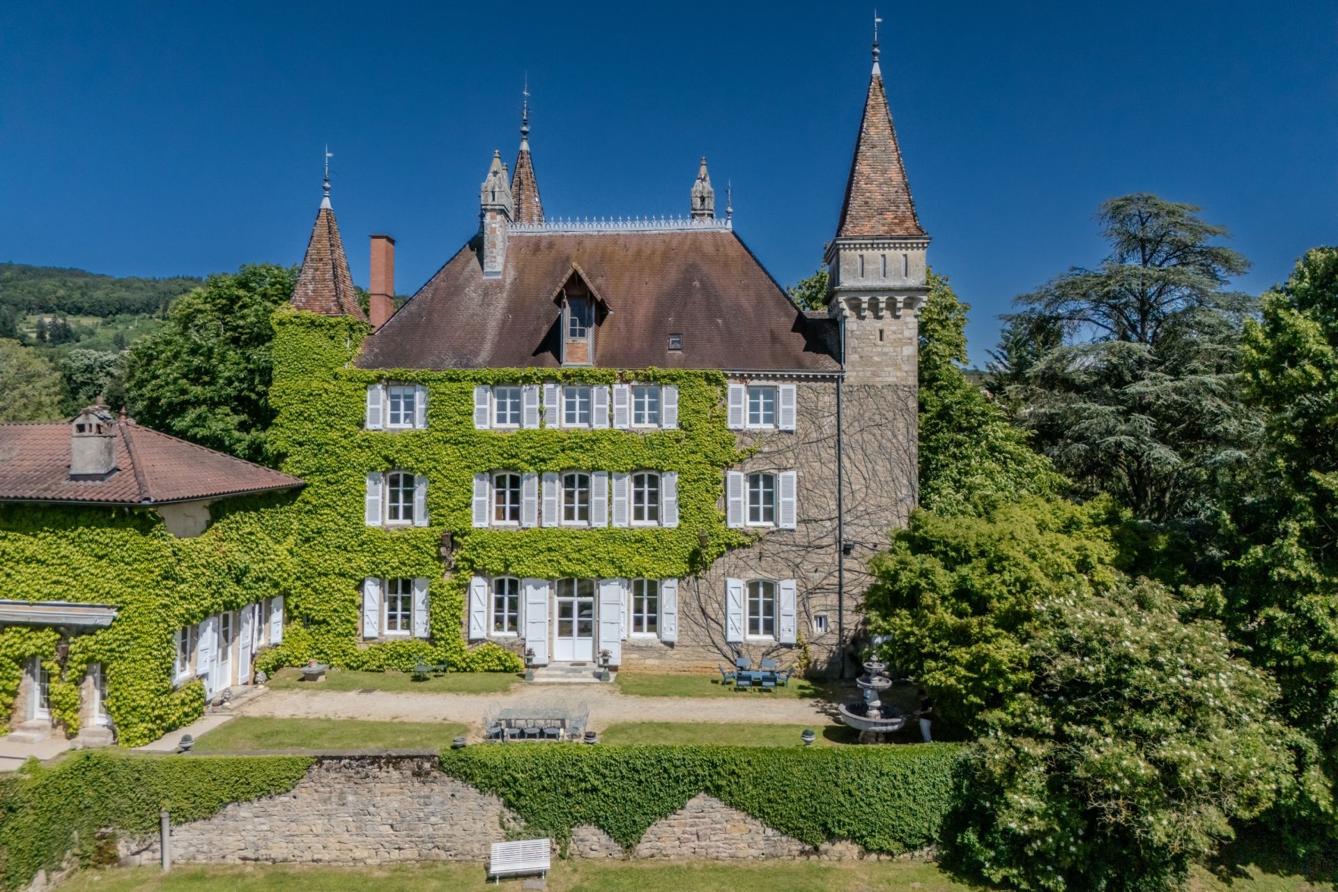 castle 14 Rooms for sale on COLIGNY (01270)