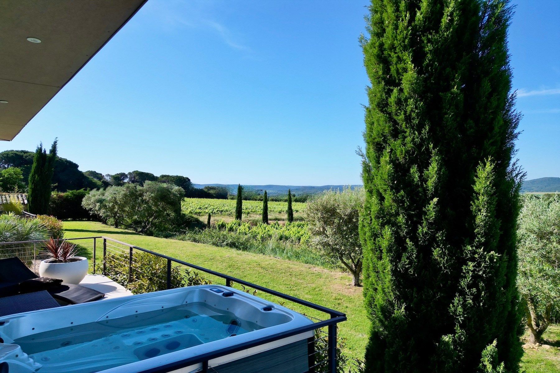 luxury house 7 Rooms for sale on UZES (30700)
