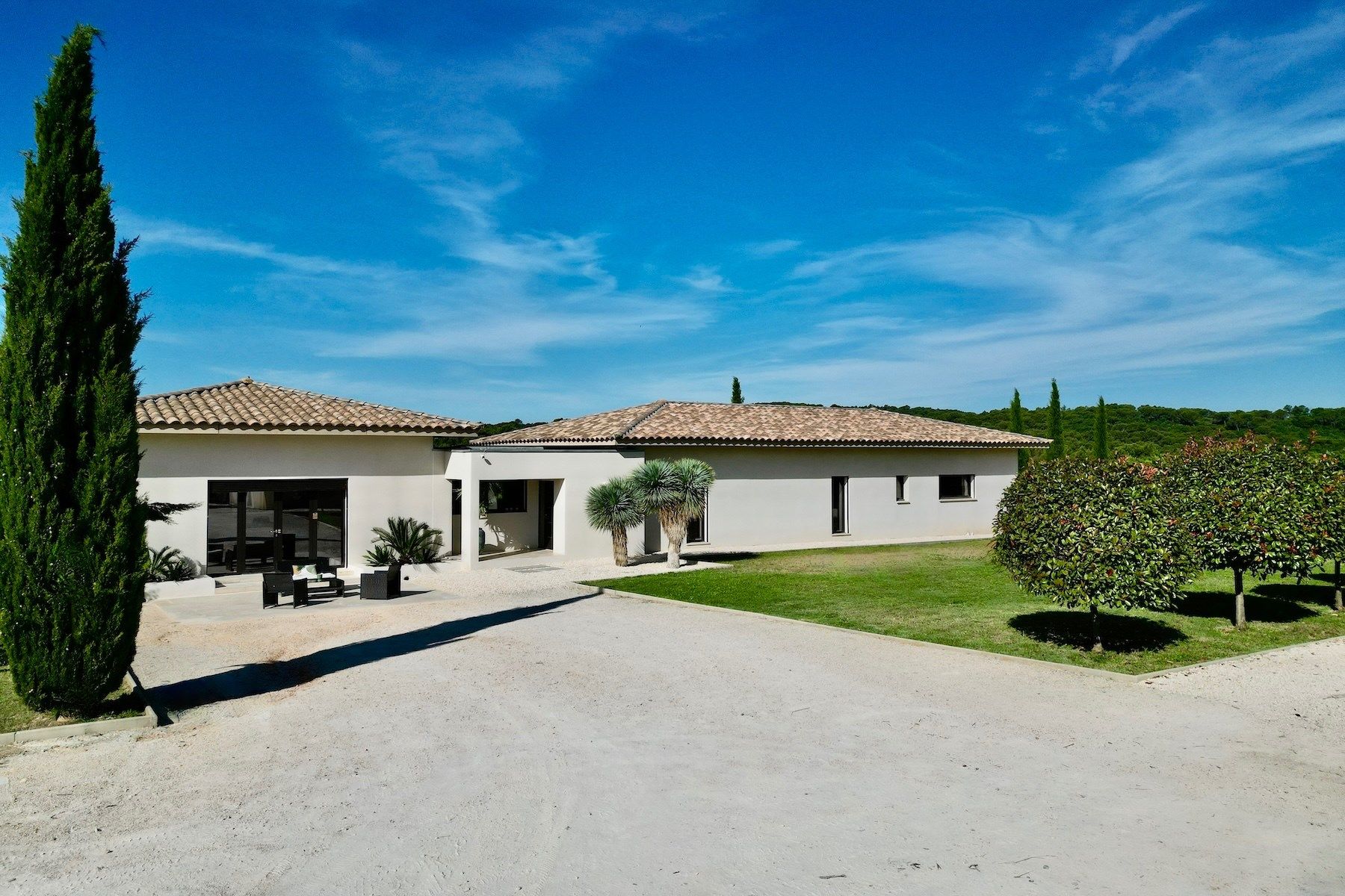 luxury house 7 Rooms for sale on UZES (30700)