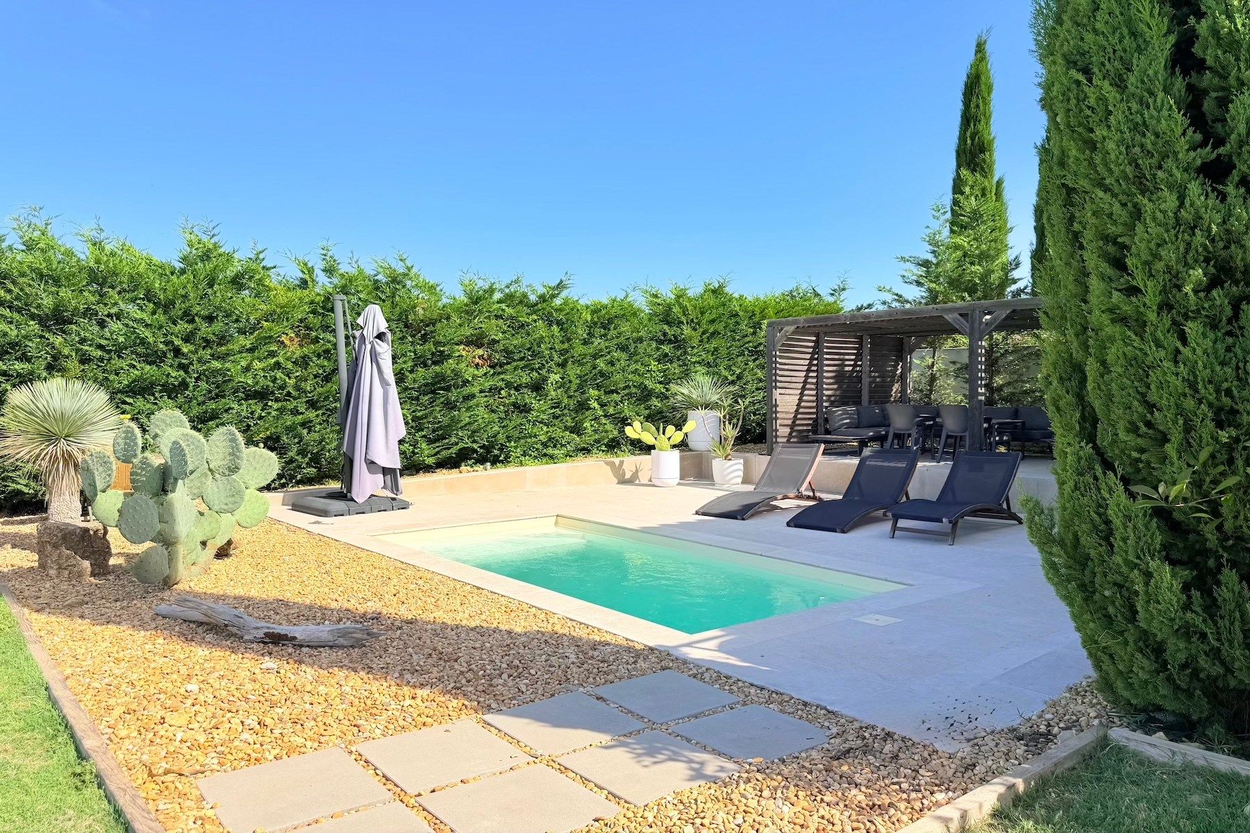 luxury house 7 Rooms for sale on UZES (30700)
