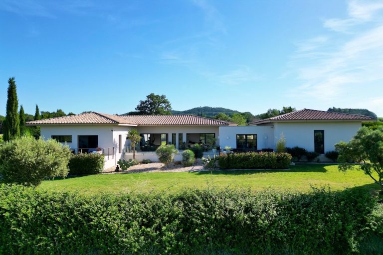 luxury house 7 Rooms for sale on UZES (30700)