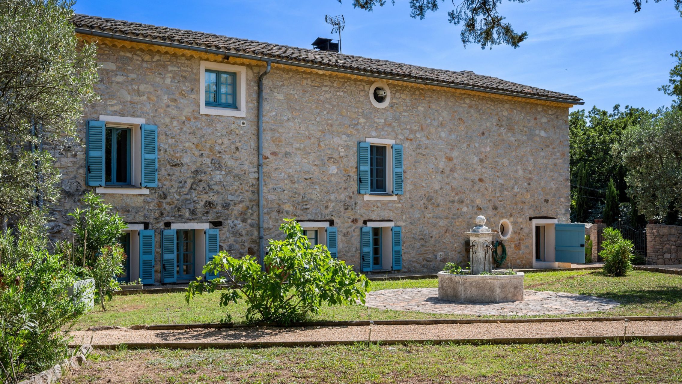 bastide 8 Rooms for sale on LES ARCS (83460)