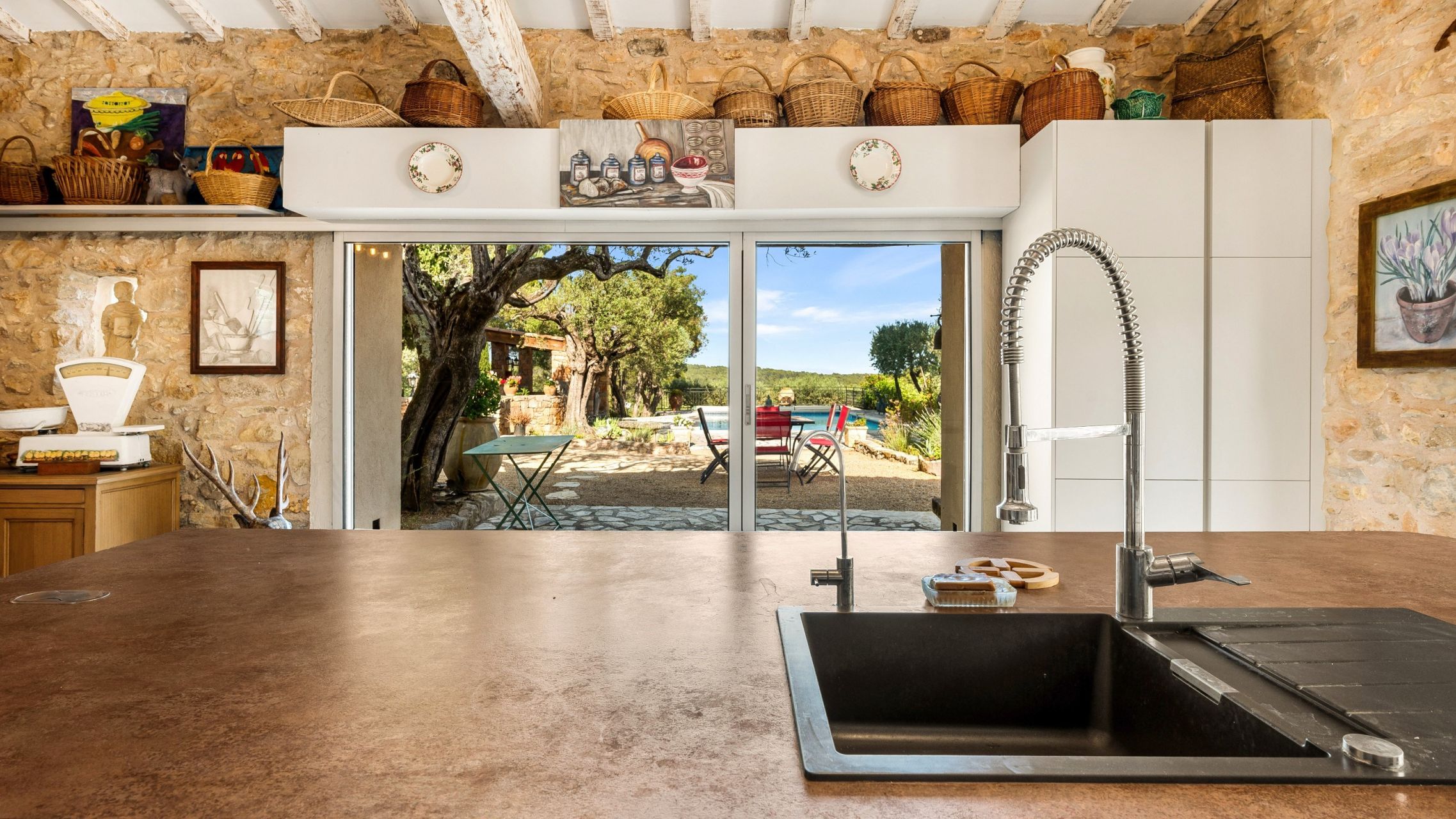 bastide 8 Rooms for sale on LES ARCS (83460)