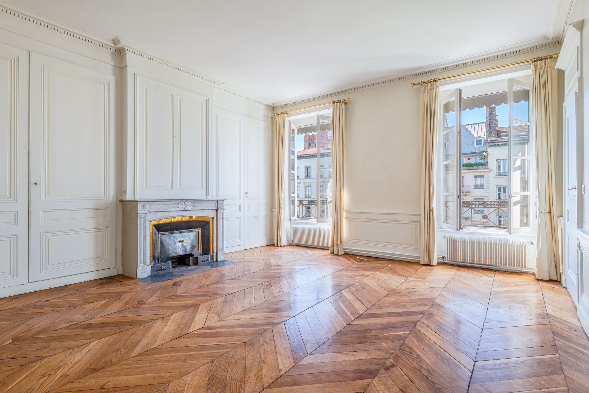 luxury apartment 4 Rooms for sale on LYON (69006)