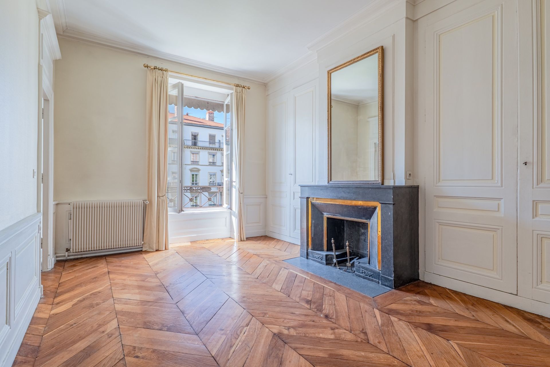 luxury apartment 4 Rooms for sale on LYON (69006)