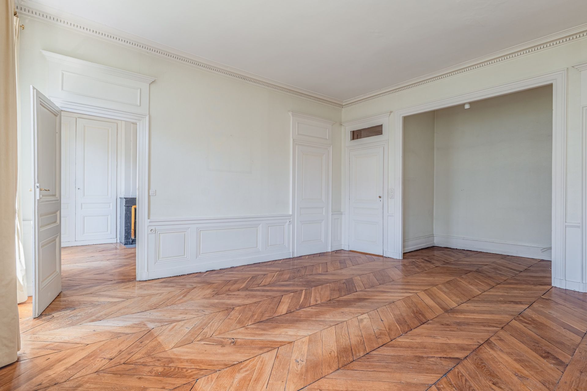 luxury apartment 4 Rooms for sale on LYON (69006)