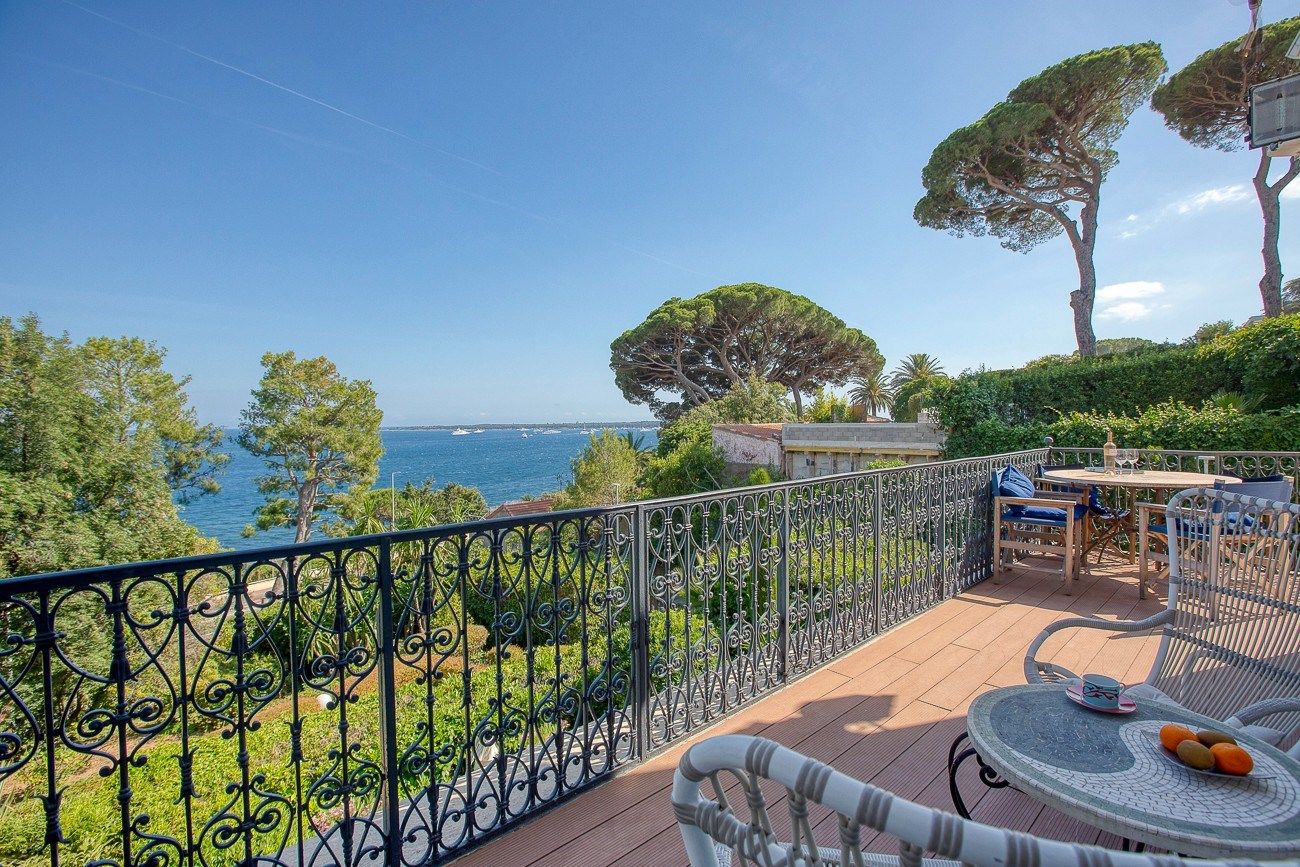 luxury apartment 4 Rooms for sale on CANNES (06400)