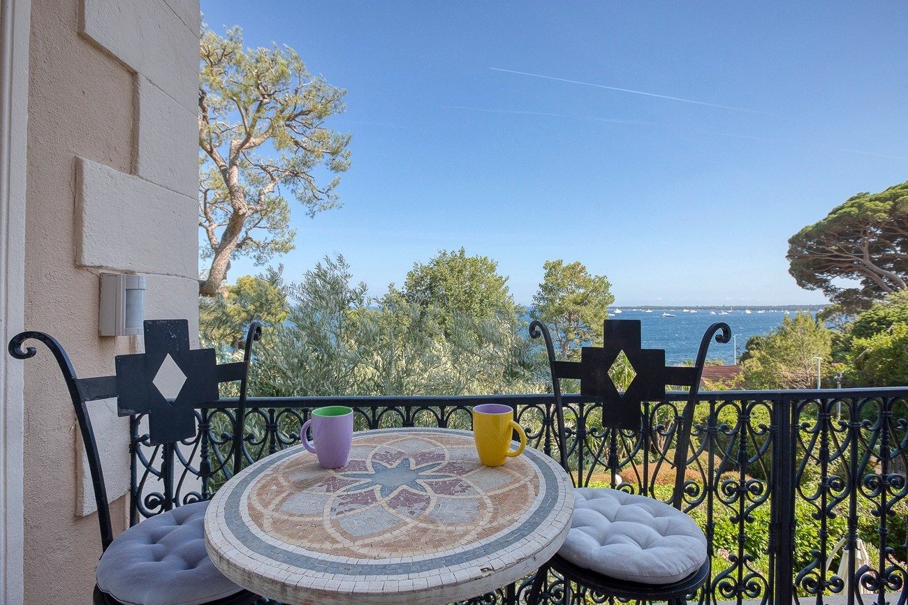 luxury apartment 4 Rooms for sale on CANNES (06400)