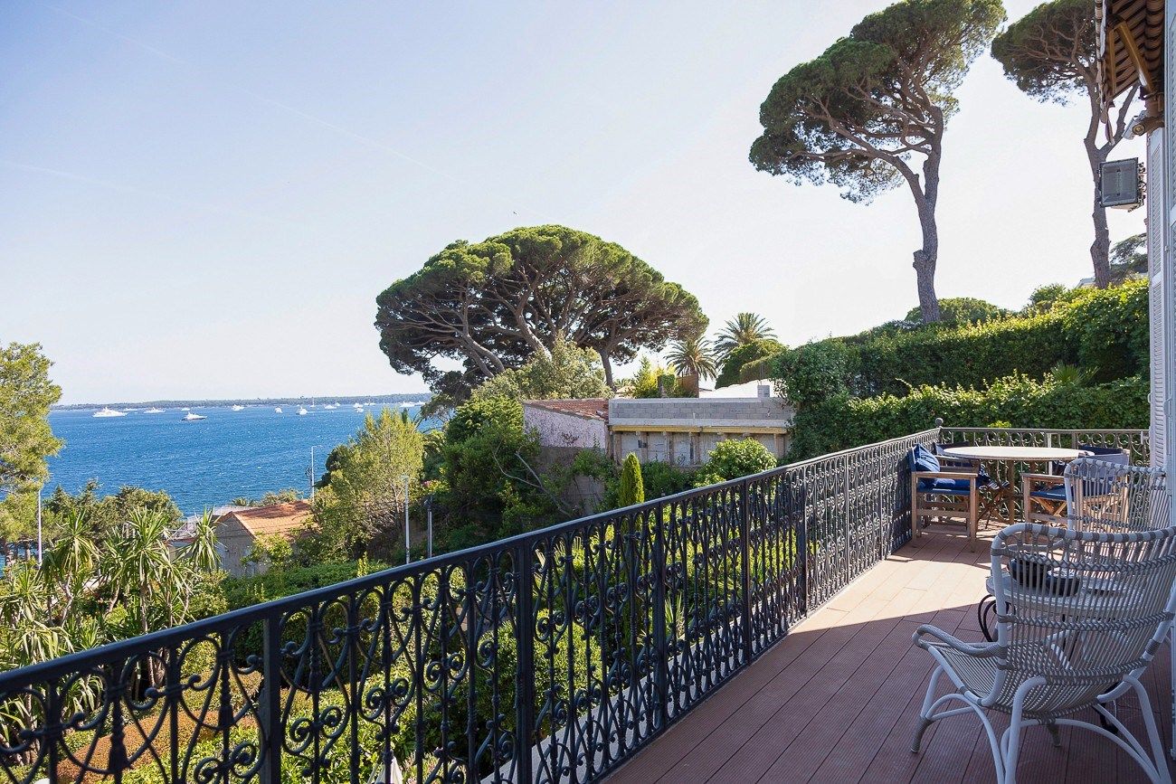 luxury apartment 4 Rooms for sale on CANNES (06400)