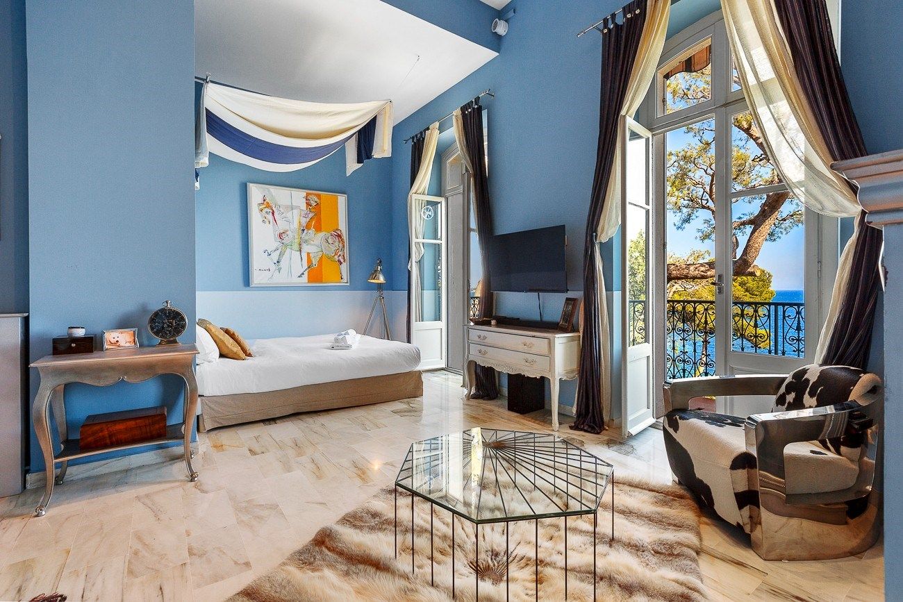 luxury apartment 4 Rooms for sale on CANNES (06400)