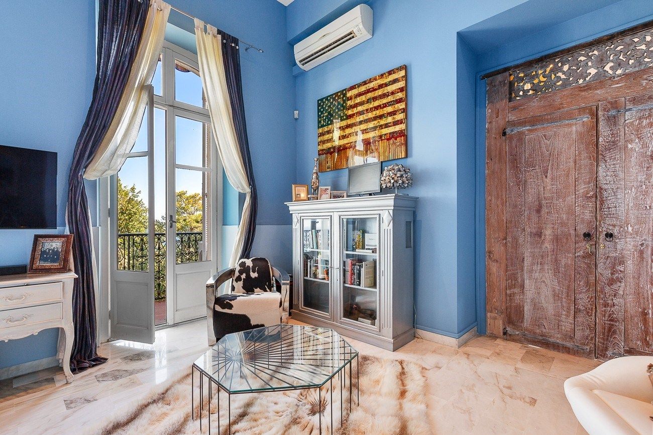 luxury apartment 4 Rooms for sale on CANNES (06400)