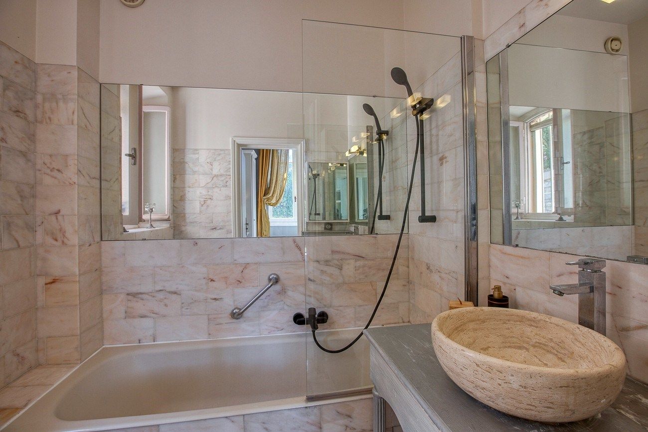 luxury apartment 4 Rooms for sale on CANNES (06400)