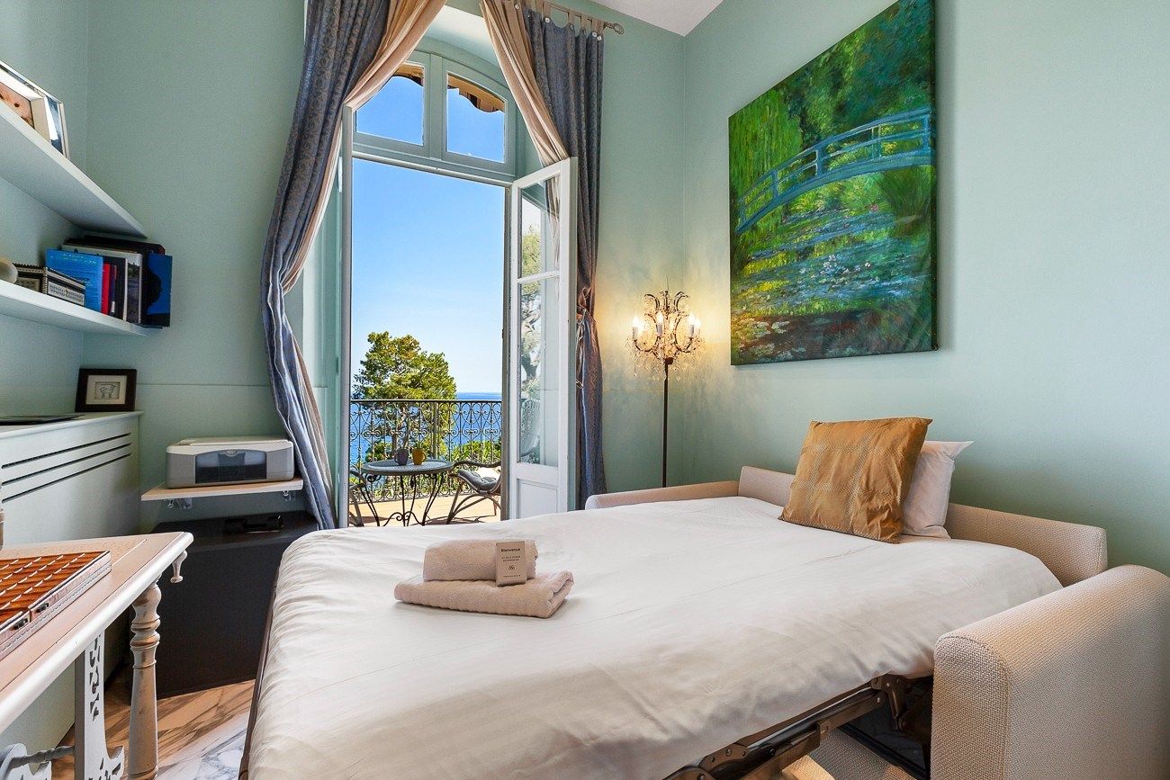 luxury apartment 4 Rooms for sale on CANNES (06400)