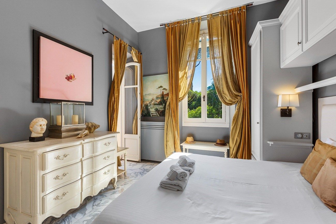 luxury apartment 4 Rooms for sale on CANNES (06400)