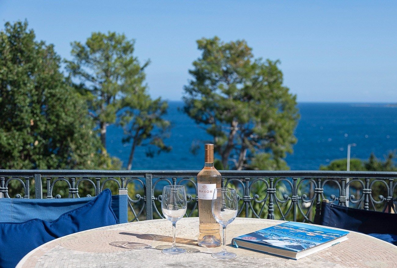 luxury apartment 4 Rooms for sale on CANNES (06400)