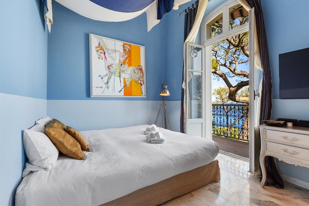 luxury apartment 4 Rooms for sale on CANNES (06400)