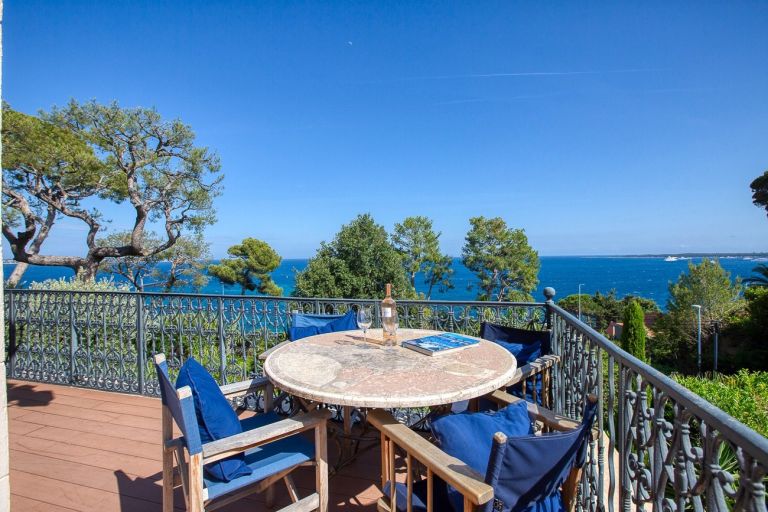 luxury apartment 4 Rooms for sale on CANNES (06400)