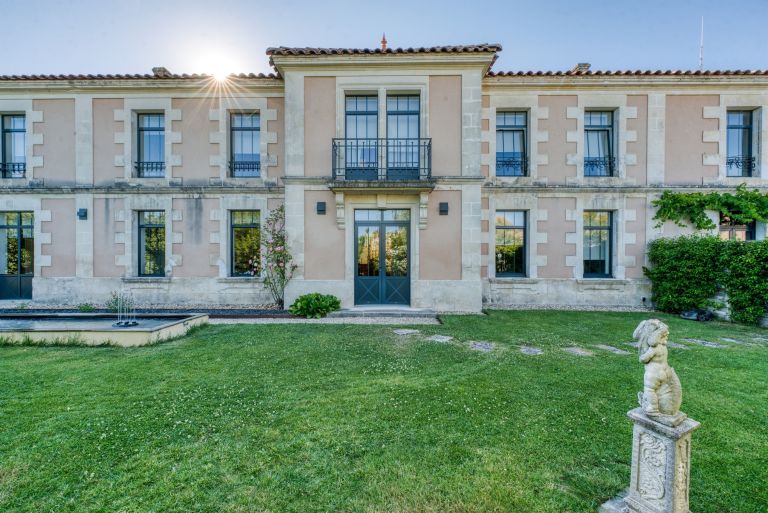 maison bourgeoise 11 Pièces en vente sur BRIE SOUS MORTAGNE (17120)