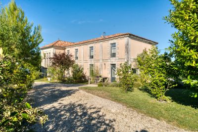 Vente Maison bourgeoise Brie-sous-Mortagne 11&nbsp;Pièces 530&nbsp;m²